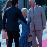 Camilla Parker hace la reverencia a Rania de Jordania mientras el Príncipe Carlos saluda a Hussein de Jordania