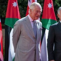 El Príncipe Carlos y Abdalá de Jordania en la bienvenida a Carlos y Camilla por su viaje oficial a Jordania