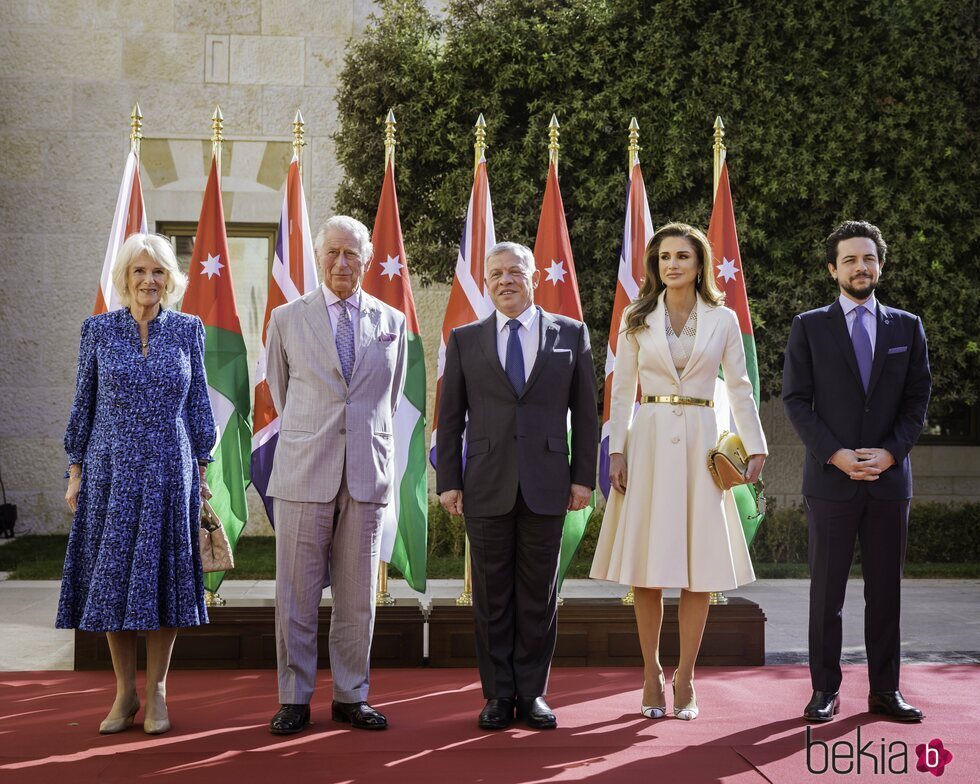 El Príncipe Carlos y Camilla Parker con Abdalá, Rania y Hussein de Jordania en la bienvenida a Carlos y Camilla por su viaje oficial a Jordania