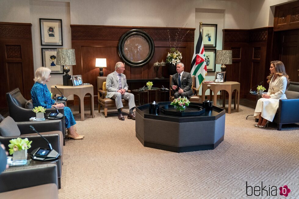 Abdalá y Rania de Jordania con el Príncipe Carlos y Camilla Parker en un encuentro en la visita oficial de Carlos y Camilla a Jordania