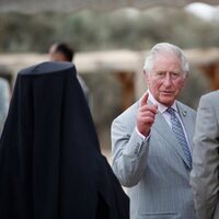 El Príncipe Carlos en Elijah's Hill durante su visita oficial a Jordania
