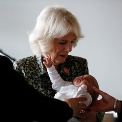 Camilla Parker sosteniendo a un bebé durante su visita oficial a Jordania