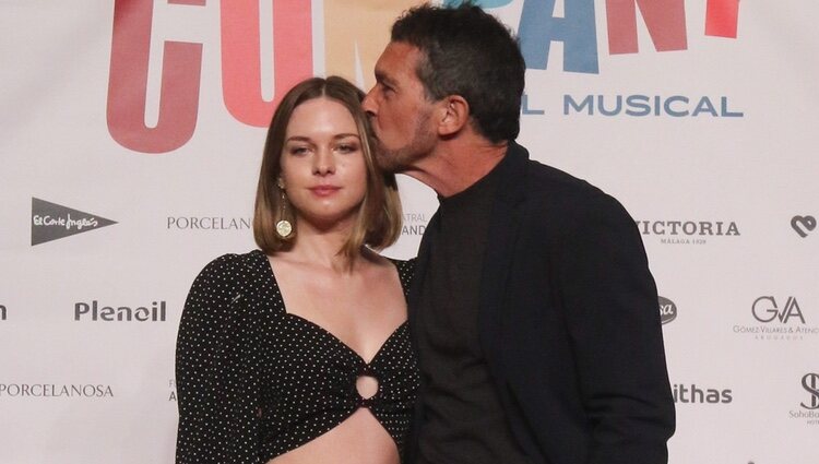 Antonio Banderas dando un beso a su hija en la presentación de su musical 'Company'