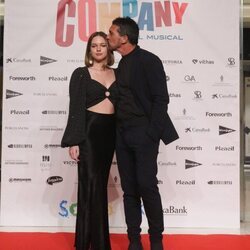 Antonio Banderas dando un beso a su hija en la presentación de su musical 'Company'