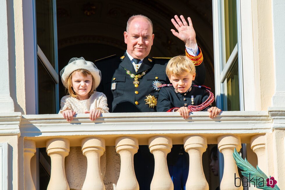 Alberto de Mónaco con sus hijos Jacques y Gabriella de Mónaco en el Día Nacional de Mónaco 2021