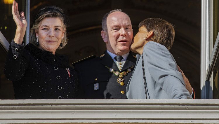 Estefanía de Mónaco besa a Alberto de Mónaco en presencia de Carolina de Mónaco en el Día Nacional de Mónaco 2021