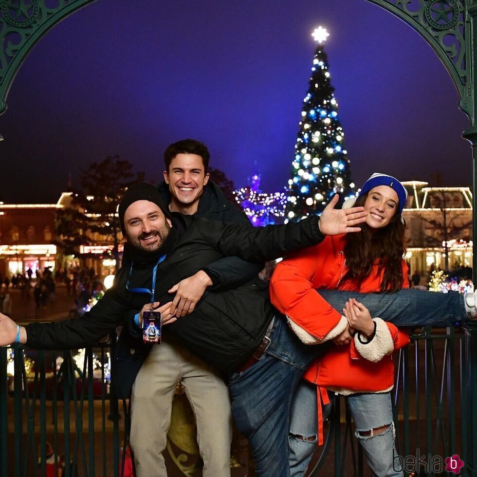 Álex González y María Pedraza con Marcos Cabotá en Disneyland París