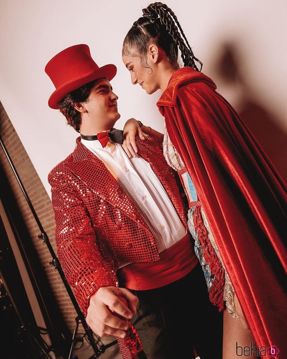Victoria Federica y Jorge Bárcenas comparten miradas cómplices disfrazados de temática circense
