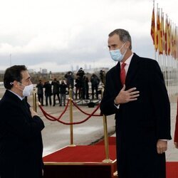 Los Reyes Felipe y Letizia saludando a las autoridades en su despedida en Madrid por su Visita de Estado a Suecia