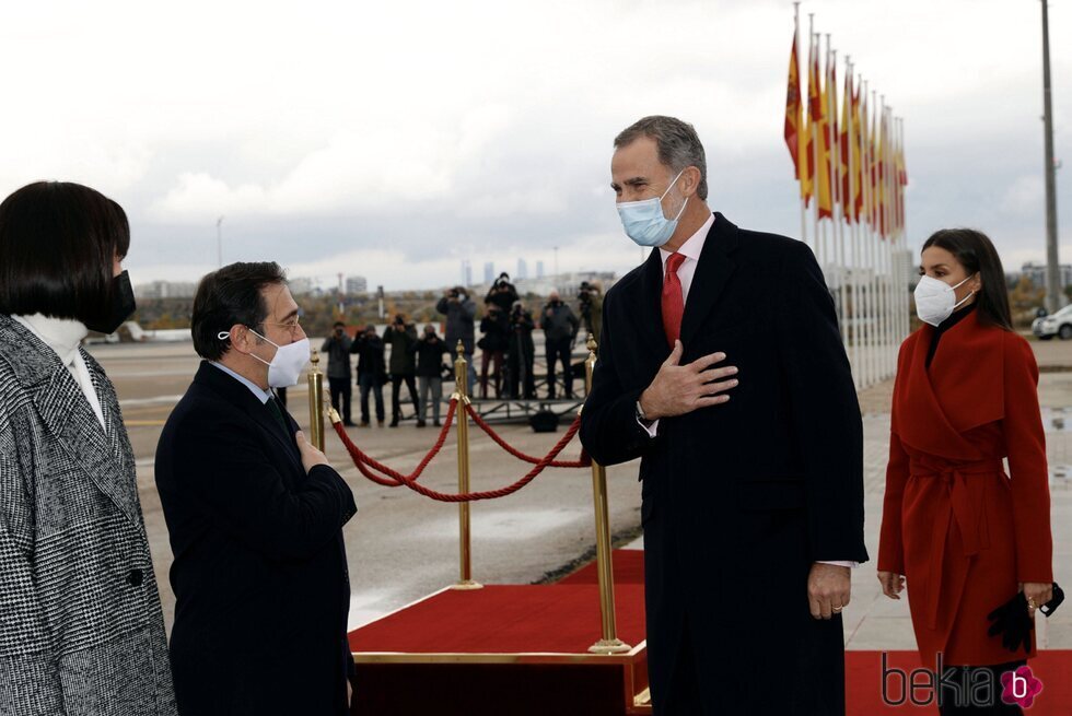 Los Reyes Felipe y Letizia saludando a las autoridades en su despedida en Madrid por su Visita de Estado a Suecia
