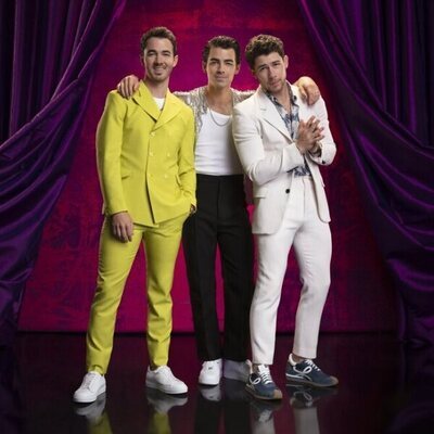 Nick, Joe y Kevin Jonas en la foto promocional de 'Jonas Brothers Family Roast'