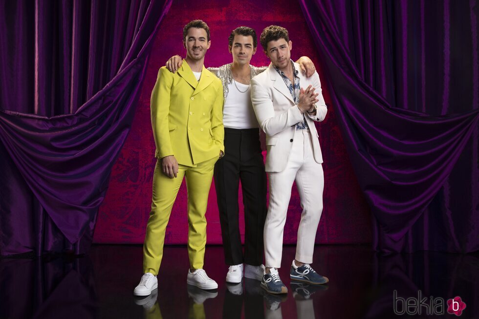 Nick, Joe y Kevin Jonas en la foto promocional de 'Jonas Brothers Family Roast'