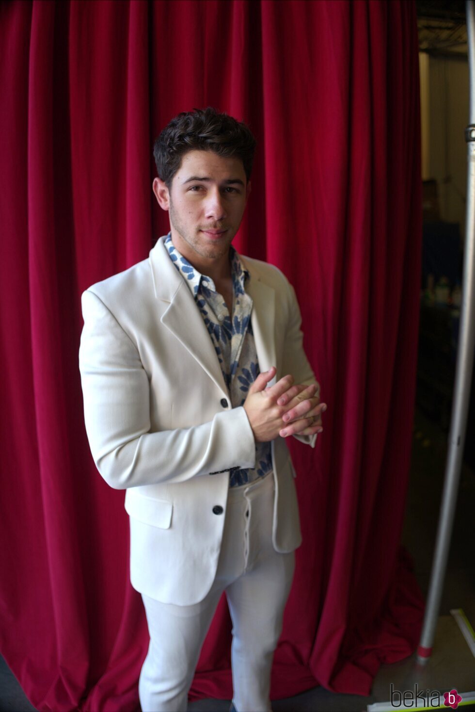 Nick Jonas en la foto promocional de 'Jonas Brothers Family Roast'