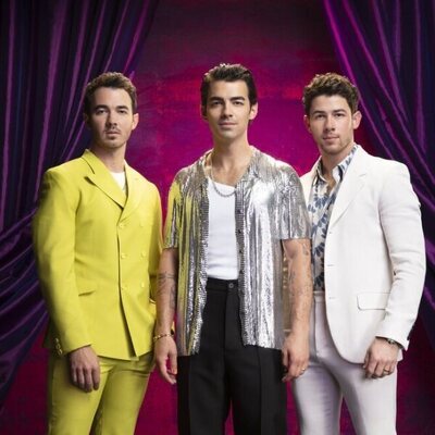 Los Jonas Brothers en la foto promocional de su programa de humor 'Family Roast'