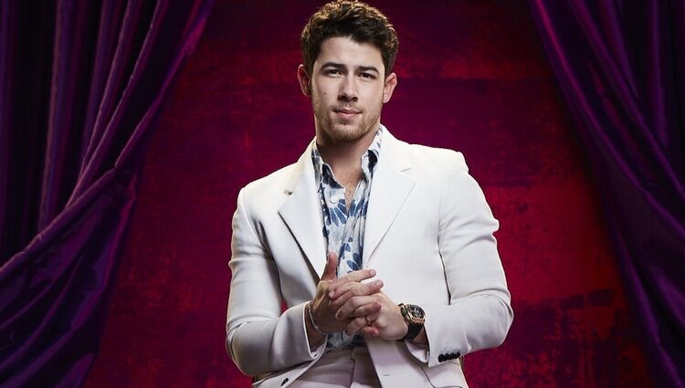 Posado de Nick Jonas en su programa 'Jonas Brothers Family Roast'