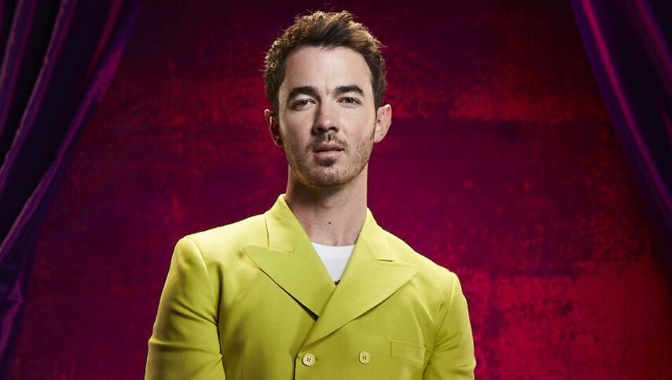 Posado de Kevin Jonas en su programa 'Jonas Brothers Family Roast'