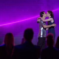 Joe Jonas y Sophie Turner se besan en el programa 'Jonas Brothers Family Roast'