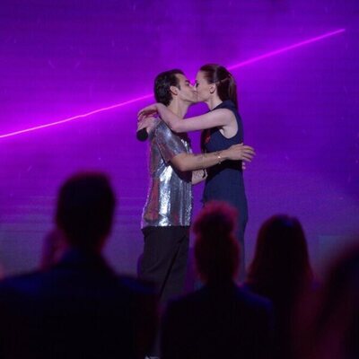 Joe Jonas y Sophie Turner se besan en el programa 'Jonas Brothers Family Roast'