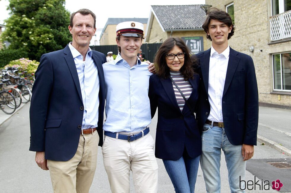Joaquín de Dinamarca y Alexandra Manley con sus hijos Nicolás y Félix en la graduación de Félix de Dinamarca