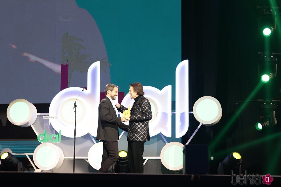 Manuel Martos le entrega el premio a su padre, Raphael, en los Premios Cadena Dial 2021
