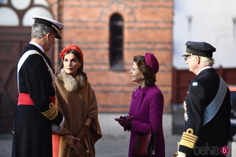 Los Reyes Felipe y Letizia y Carlos Gustavo y Silvia de Suecia hablando en la bienvenida a los Reyes de España por su Visita de Estado a Suecia