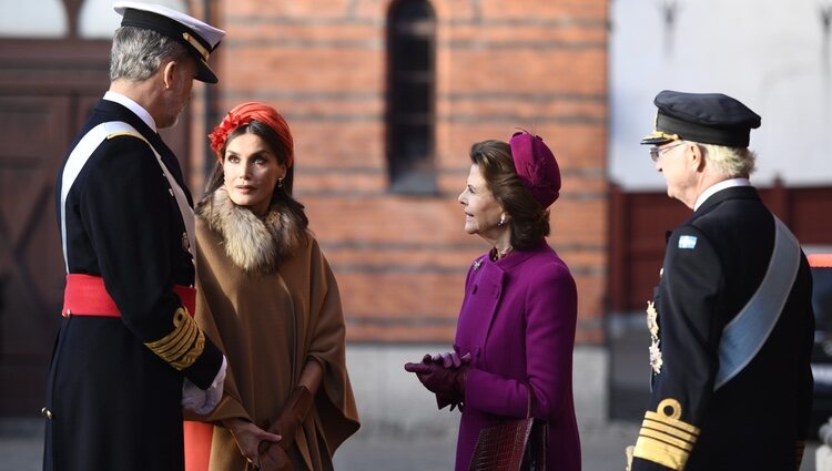 Los Reyes Felipe y Letizia y Carlos Gustavo y Silvia de Suecia hablando en la bienvenida a los Reyes de España por su Visita de Estado a Suecia