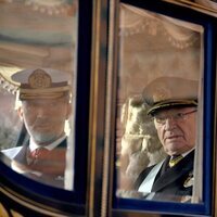 El Rey Felipe y Carlos Gustavo de Suecia en carruaje en la bienvenida a los Reyes de España por su Visita de Estado a Suecia