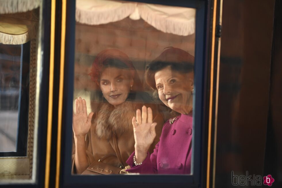 La Reina Letizia y Silvia de Suecia en carruaje en la bienvenida a los Reyes de España por su Visita de Estado a Suecia
