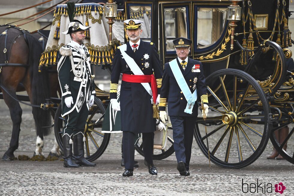 El Rey Felipe y Carlos Gustavo de Suecia a su llegada al Palacio Real de Estocolmo en la Visita de Estado de los Reyes de España a Suecia