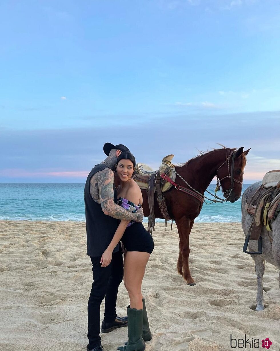 Travis Barker y Kourtney Kardashian en Cabo San Lucas Foto en Bekia