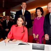 La Reina Letizia firmando en el Museo Nobel en presencia del Rey Felipe y los Reyes de Suecia