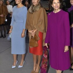 Victoria de Suecia, la Reina Letizia y Silvia de Suecia en el Instituto Karolinska