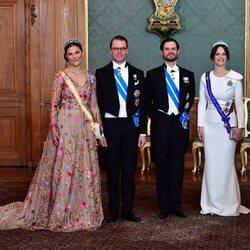 Victoria y Daniel de Suecia con Carlos Felipe y Sofia de Suecia en la cena de gala a los Reyes de España