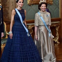 La Reina Letizia y Silvia de Suecia en la cena de gala a los Reyes de España