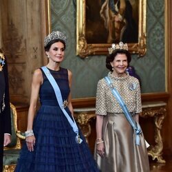 La Reina Letizia y Silvia de Suecia en la cena de gala a los Reyes de España