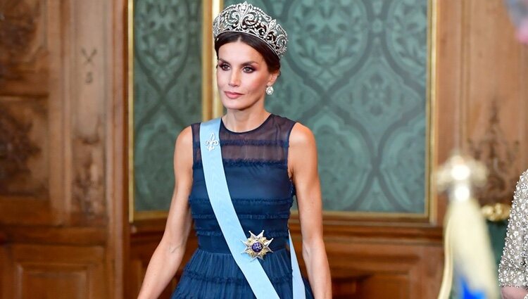 La Reina Letizia con la tiara Flor de Lis y vestido de H&M en la cena de gala por la Visita de Estado de los Reyes de España a Suecia
