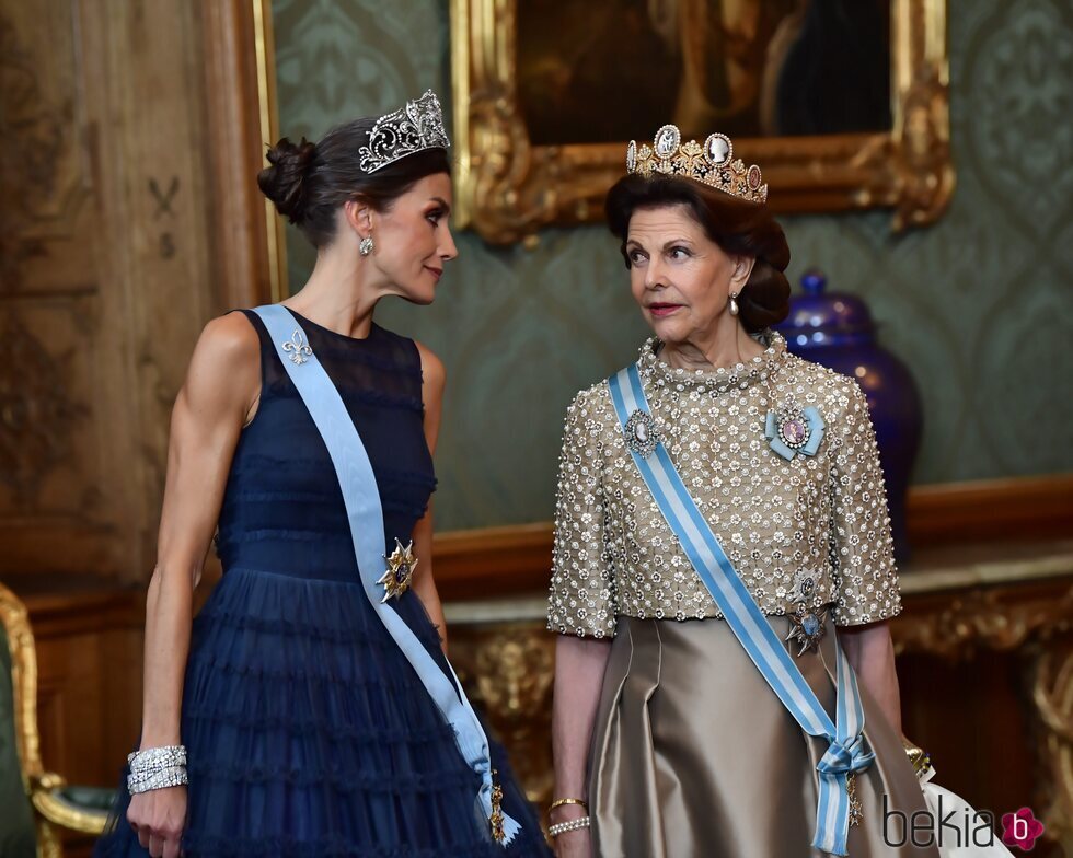 La Reina Letizia y Silvia de Suecia hablando en la cena de gala por la Visita de Estado de los Reyes de España a Suecia