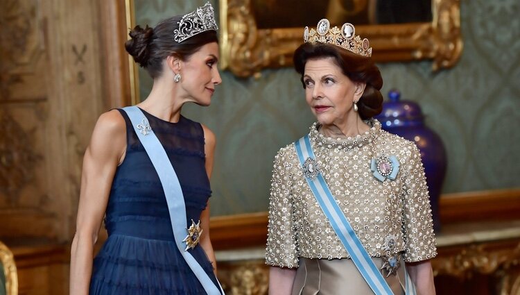 La Reina Letizia y Silvia de Suecia hablando en la cena de gala por la Visita de Estado de los Reyes de España a Suecia
