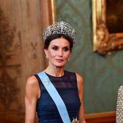 La Reina Letizia con la tiara Flor de Lis en la cena de gala en su honor en el Palacio Real de Estocolmo