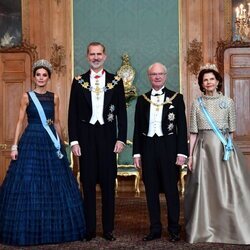 Los Reyes Felipe y Letizia y los Reyes Carlos Gustavo y Silvia de Suecia en la cena de gala a los Reyes de España