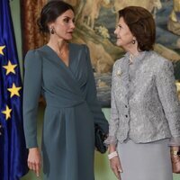 La Reina Letizia y Silvia de Suecia hablando en la Residencia de la Embajada de España por la Visita de Estado de los Reyes de España a Suecia