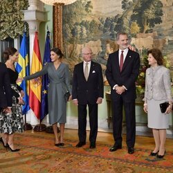 La Reina Letizia, muy atenta con Victoria de Suecia en presencia del Rey Felipe y Carlos Gustavo y Silvia de Suecia