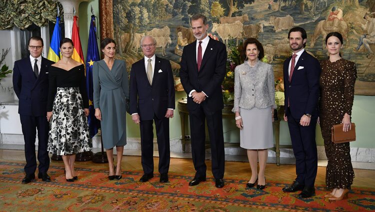 Los Reyes Felipe y Letizia y la Familia Real Sueca en la Residencia de la Embajada de España