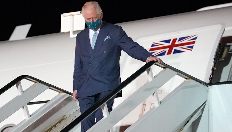 El Príncipe Carlos a su llegada a Barbados para la ceremonia en la que el país se convierte en una república