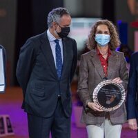 La Infanta Elena con su premio en la Madrid Horse Week 2021