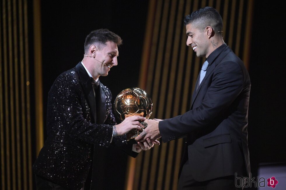 Leo Messi recibiendo su Balón de Oro 2021 por Luis Suárez