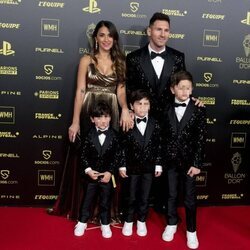 Leo Messi con Antonella Roccuzzo y sus hijos en la recogida de su Balón de Oro 2021
