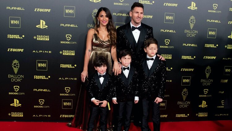 Leo Messi con Antonella Roccuzzo y sus hijos en la recogida de su Balón de Oro 2021