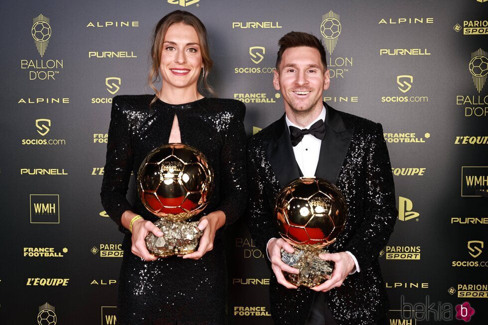 Alexia Putellas y Leo Messi con sus Balones de Oro 2021