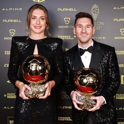 Alexia Putellas y Leo Messi con sus Balones de Oro 2021